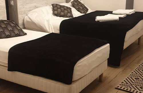 Colombiers Bed & Breakfast | Comfortable rooms in a 16th-century building in the town center.