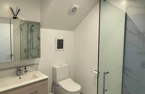 Henderson House | Comfortable 2BR Home on Te Kanawa Crescent