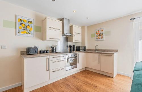 Leicester City Centre Apartment | Comfortable 3-Bedroom Ground Floor Flat, Family-Friendly, Central, Free Wi-Fi, Sleeps 7