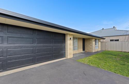 Mount Gambier House | Comfortable 4-Bedroom Home with Backyard Escape