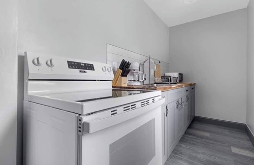 Downtown Niagara Falls House | Comfortable 5BR 2BA near Niagara Falls State Park