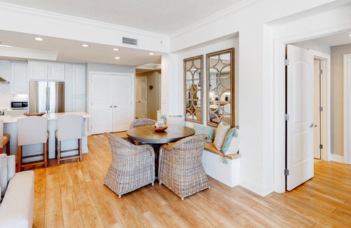 Ono Island Condo | Comfortable, 6th-floor beachfront condo within walking distance to dining