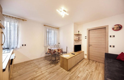 Predazzo Apartment | Comfortable Apartment “Vacanze Arcobaleno - Rosso” with Mountain View