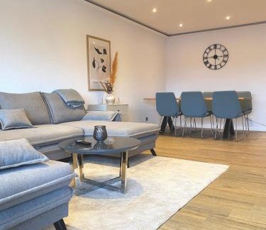 Linden-Mitte Apartment | Comfortable & central 3-room-apartment in Hannover l Self-Check-in I Parking, Elevator & Balkony