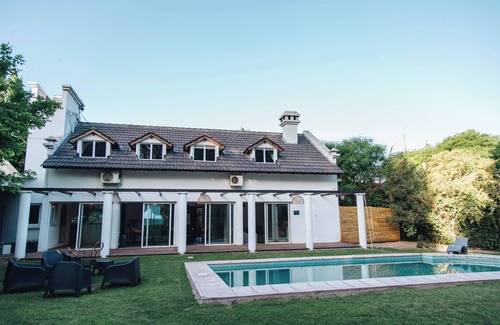 Chacras de Coria House | Comfortable house with swimming pool and garden in warehouse area