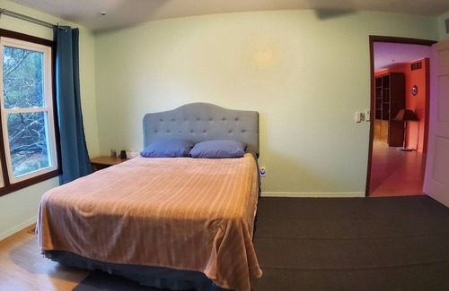 Bloomington Bed & Breakfast | Comfortable room within 15 minutes of driving from IU