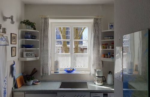 Wobbenbull House | Comfortably furnished thatched roof house with a large garden