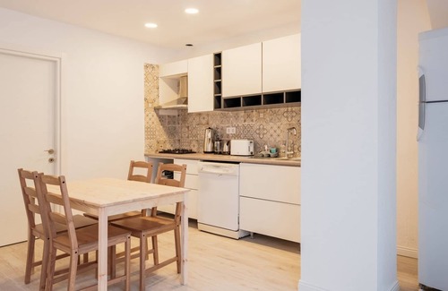 Bodrum City Center Apartment | Comfy Flat w Patio 3 min to Beach in Bodrum