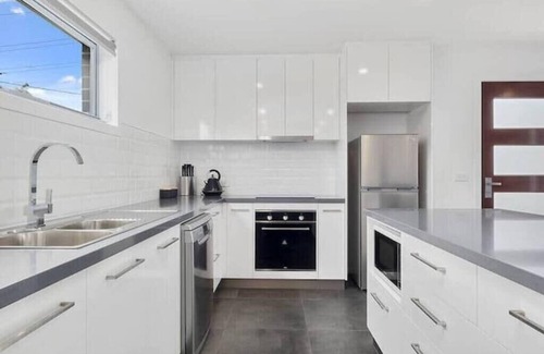 Warrane House | Comfy Villa Near Shops 10min CBD & Airport.