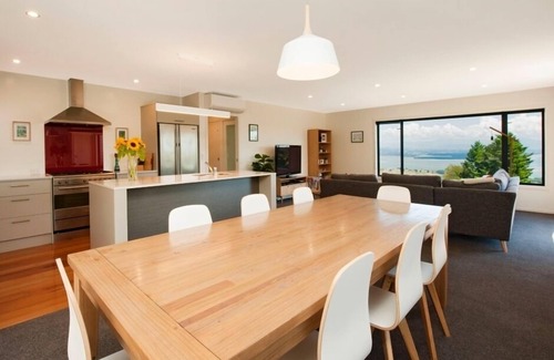 Britannia Heights House | 'Commodore' - Modern with Panoramic Sea Views!