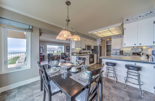 Lincoln Beach Condo | Condo #29 has AMAZING unsurpassed views of the Pacific Ocean!