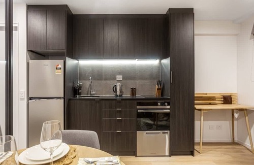 Newton Condo | Condo in Queen St CBD w Pool and Gym Zodiak Stays