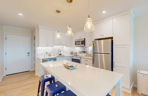Sea Dreams Condo | Condo with on-site beach access, pools, grill/picnic areas, & private balcony