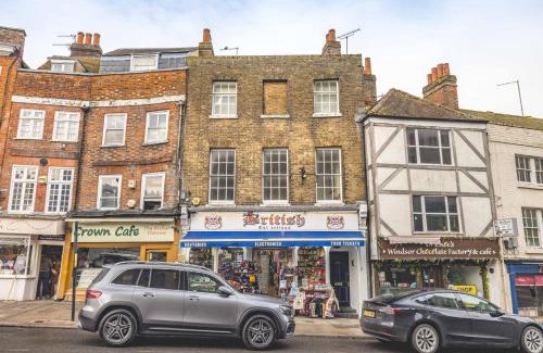 Windsor City Centre Apartment | Consorts & Concubines, Opposite Windsor Castle, Castle view, Center of town, 4 Bed Apartment, Sleeps up to 7, Consorts & Concubines
