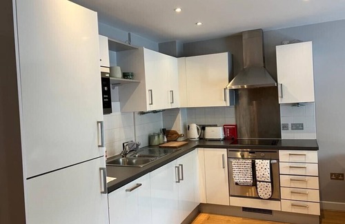 Bristol Old City Apartment | Contemporary 1BD Flat - Bristol City Centre!