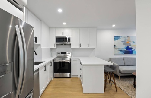 Midtown Toronto Apartment | Contemporary 3 Bedroom Apt in Midtown Toronto