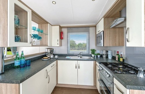 Llwyngwril House | Contemporary caravan with one double and one twin.