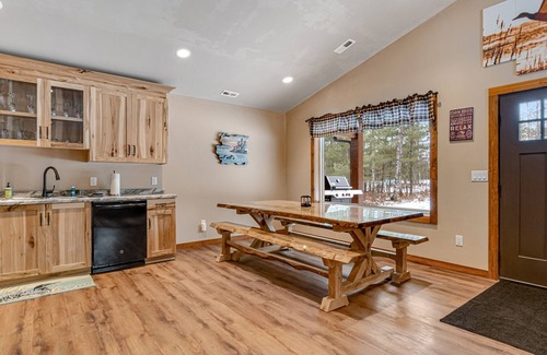 Conover House | Contemporary dog-friendly cabins with hot tub, fireplaces, patios, & washers + dryers
