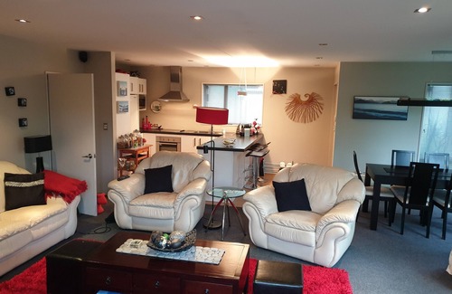 Spreydon House | Contemporary, Great location, Quiet. Sunny.