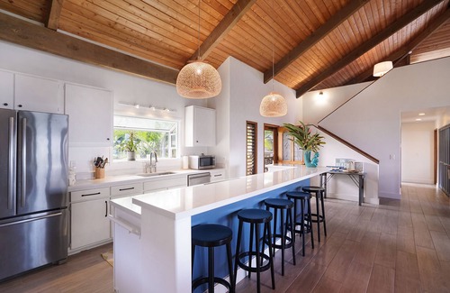 Mokuleia House | Contemporary Hawaii Living, Calm North Shore Beach