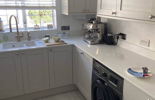 Fleet House | Contemporary house Business Only close to Golf & Farnham/EV electric charger
