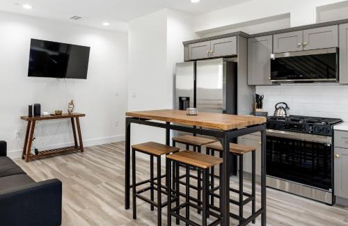 Wilshire House | Contemporary Retreat Hollywood & Dtla