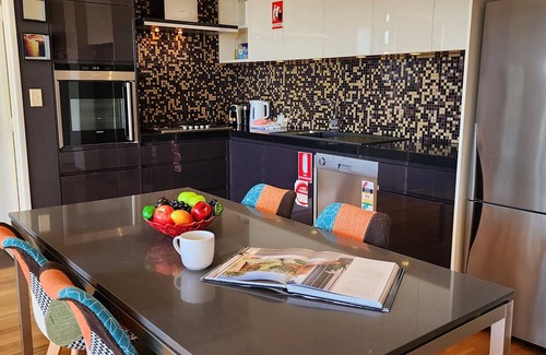 Redfern Apartment | Contemporary Top Floor Apartment with City Views