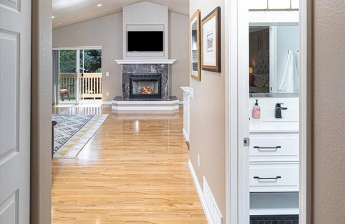 Turnagain House | Contemporary Turnagain Townhome