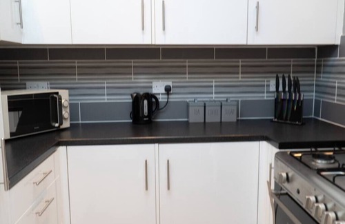 Northfleet House | Contractor Friendly Retreat: 2-BR Terrace House near A2 | On Site Stay Gravesend