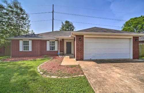 Centerton House | Convenient Centerton Retreat with Deck and Yard!