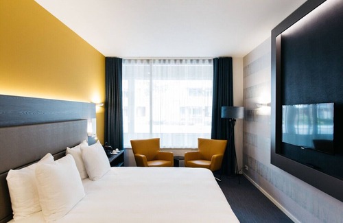 Weert Hotel | Convenient Comfort with Dining, Parking & Everything Nearby!