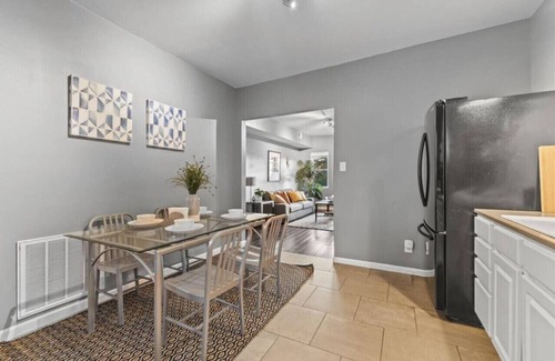 Meridian-Kessler Apartment | Convenient | Pet & Baby|Near Convention & Hospital