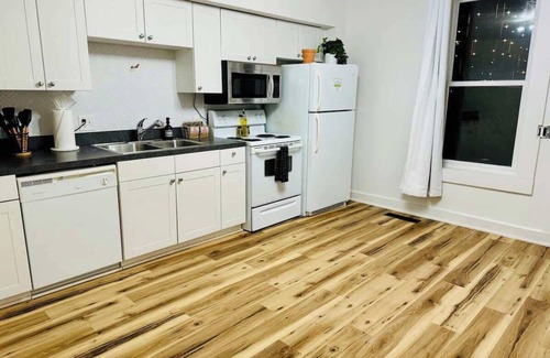 Italian Village House | Convention - Free Parking- Short North - King Bed