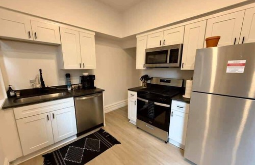 Victorian Village House | Convention - King Bed - Free Parking - Short North