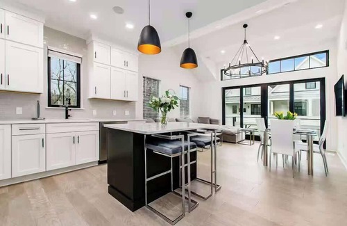 Italian Village House | Convention - Short North - Garage Parking