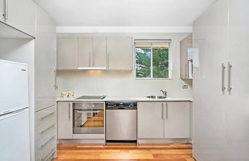 Coogee Apartment | Coogee- COOGY Abbott Street - Cozy Furnished Apartment Steps from Coogee Beach Pavilion