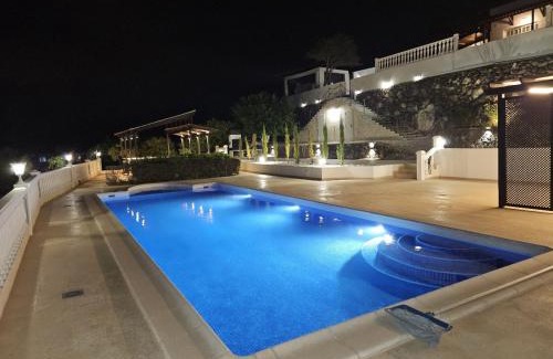 Armenime Villa | Cool 4-bedroom Villa with sea views