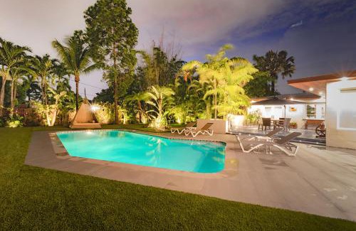 Golden Glades Villa | Cool Villa Northwest Miami BY THE GLAMHOMES