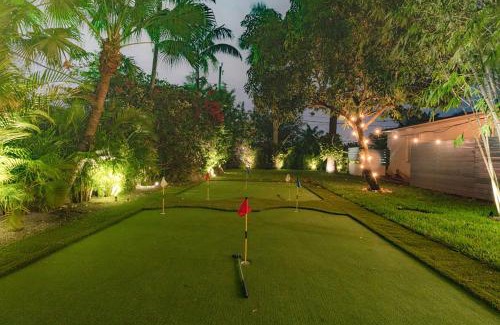 Golden Glades Villa | Cool Villa Northwest Miami BY THE GLAMHOMES