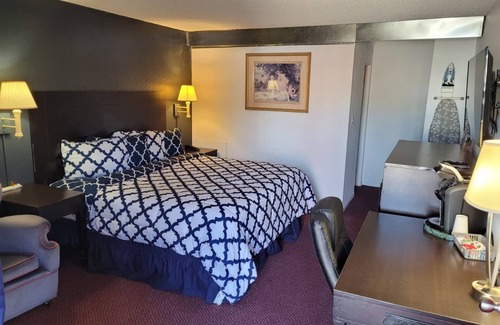 Hutchinson Hotel | Coratel Inn & Suites by Jasper Hutchinson - 1 King Suite with Sofa NS