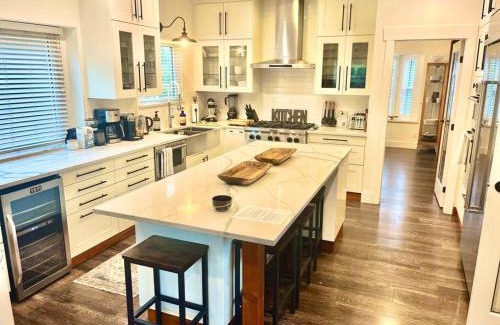 Arbutus Ridge House | Corkscrew Willow Estate