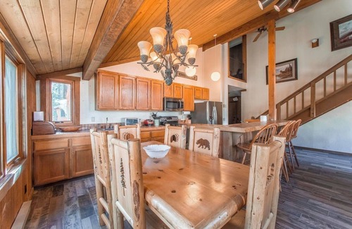 Mammoth Lakes Apartment | Corner 3BD +Loft! Walk to Canyon and The Village!