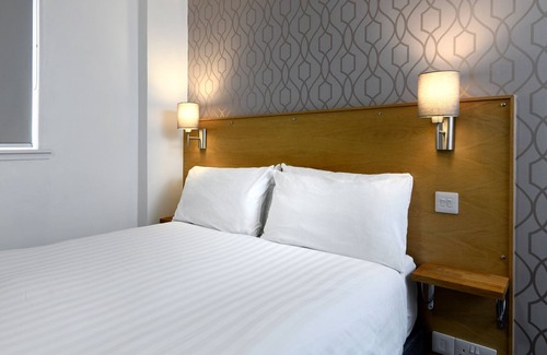Annan Hotel | Corner House Hotel