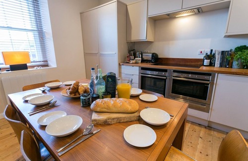 Ty Croes Apartment | Coron - a dog that sleeps 6 guests in 3 bedrooms