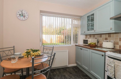 Weston-super-Mare Cottage | CORONATION COTTAGES NO.2, character holiday cottage in North Worle