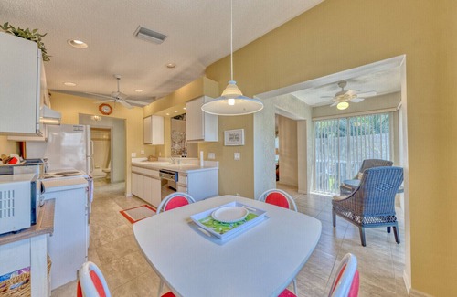 Braden River Condo | Corporate Rental on Corner of I-75 and University Parkway 15 min to Siesta Key