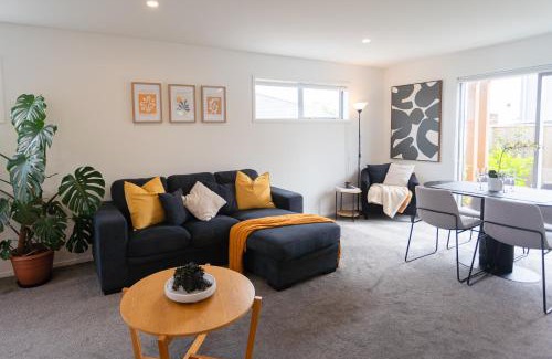 Riccarton House | Cosy 2 Bed 3 Bath Home Close to CBD And Hagley Park