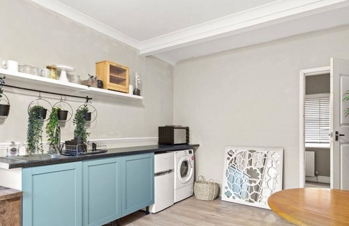 Potters Bar Apartment | Cosy 2 Bed self contained flat in tranquil area close to woods 40 mins to London