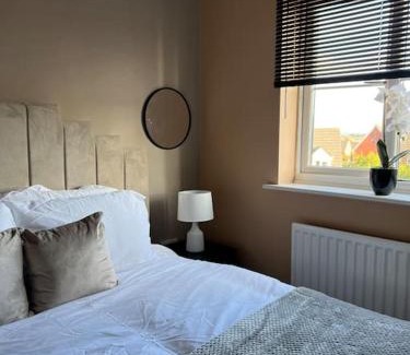 Coedkernew Apartment | Cosy 2 Bed Service Apartment Netflix Hideaway Family Couples Staycation Tredegar Park Celtic Manor ICC Wales