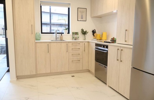 Henderson Apartment | Cosy 2BR House in Awaroa Road